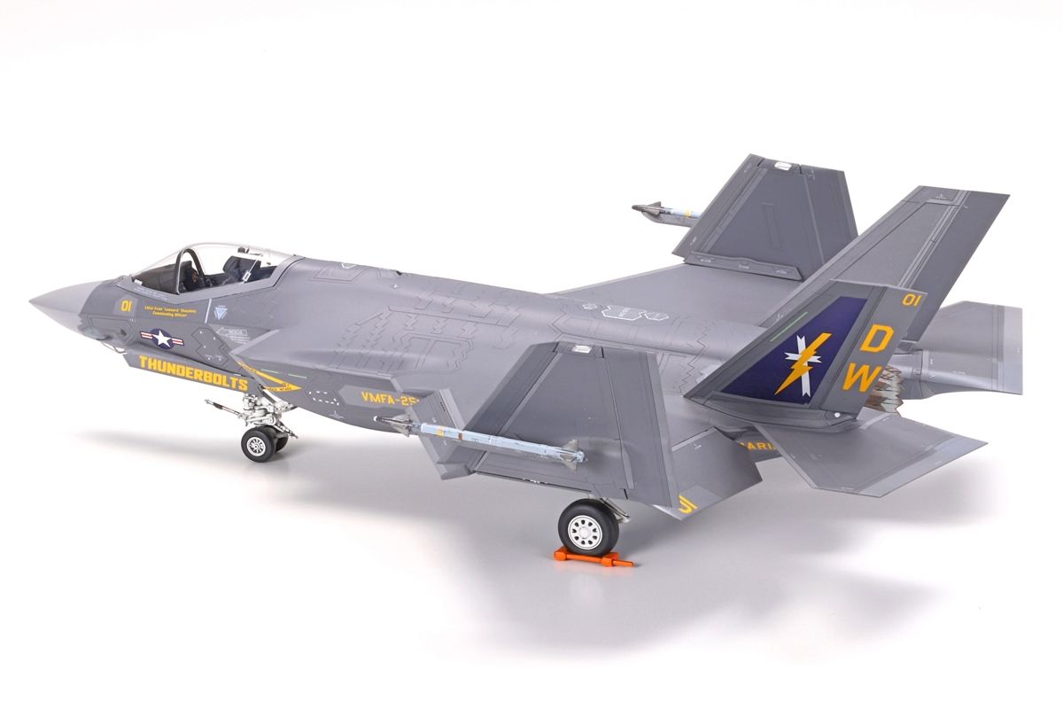 Tamiya 1:72 F-35C Lightning II model kit