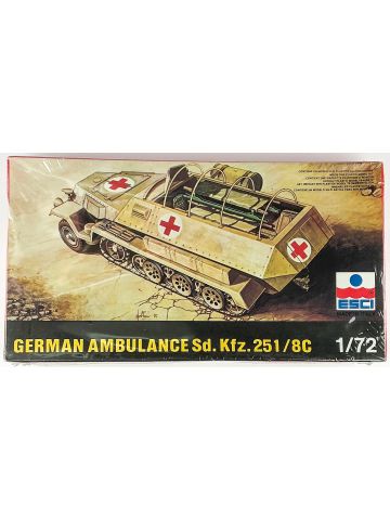 ESCI 8067 German Ambulance Sd.Kfz.251/8c 1/72 Scale Plastic Model Kit