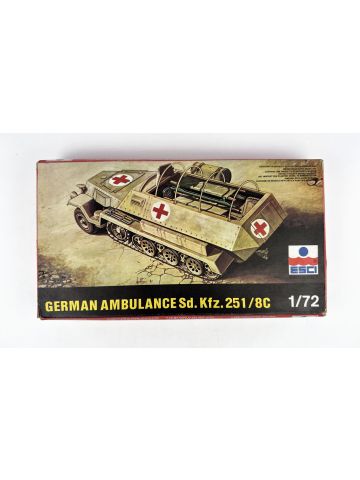 ESCI 8067 German Ambulance Sd.Kfz.251/8C 1/72 Scale Plastic Model Kit