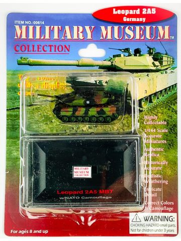 Pegasus 614 German Leopard 2A5 1/144 Scale Model with Case